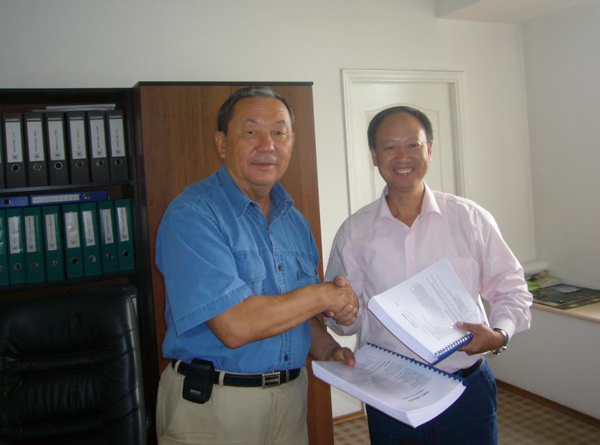 哈薩克斯坦能源總公司董事長與我公司董事長廖世明簽約后互換合同正本。
